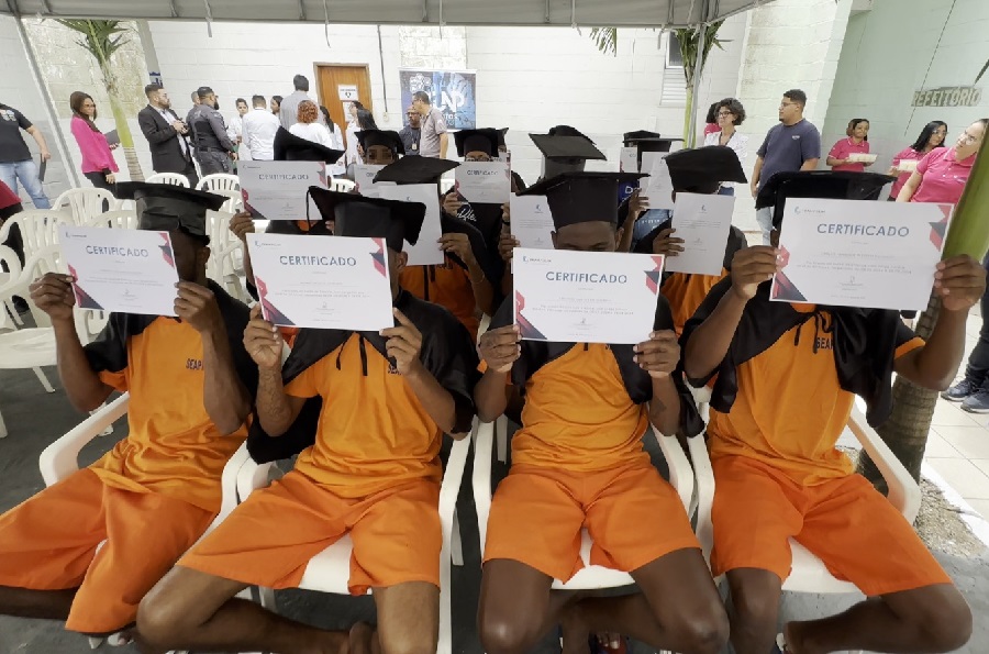 Imagem de capa - Detentos concluem curso profissionalizante de elétrica e participam de formatura em Salvador