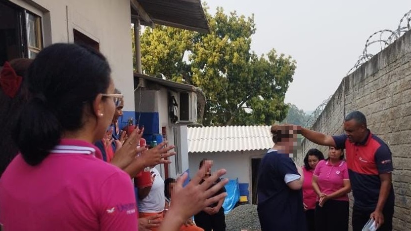 Imagem de capa - Mulheres em reclusão se batizam em Cadeia Pública Feminina de Sengés (PR)