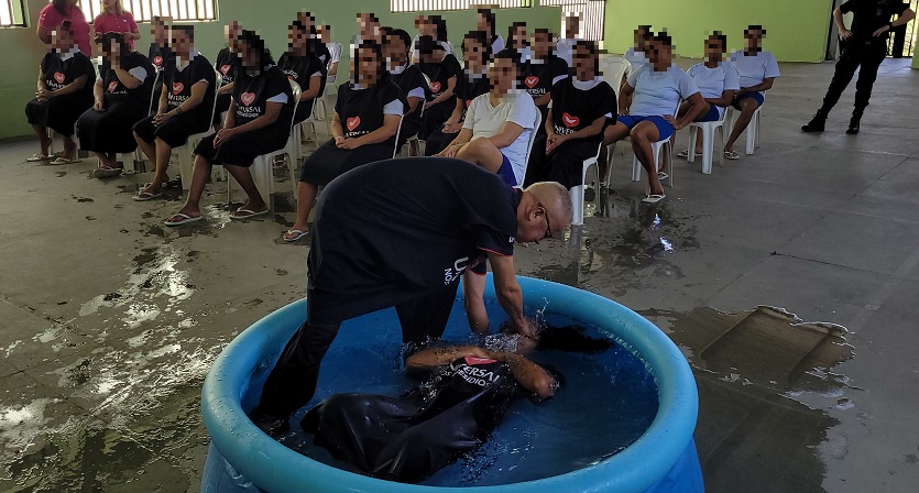 Imagem de capa - Detentas se batizam nas águas na Penitenciária Feminina de Teresina (PI)